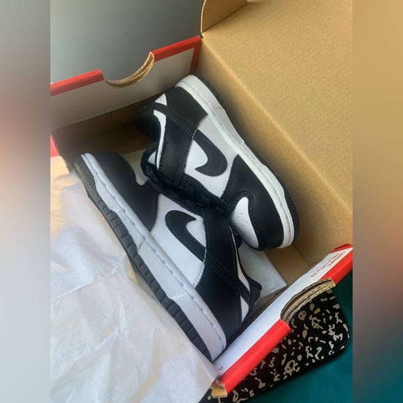 Kids Nike Panda Dunks - Picture 2 of 7